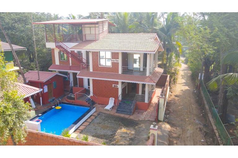 Villa with pool — photo 4