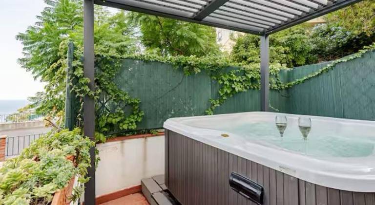 Vacation home with hot tub in Taormina