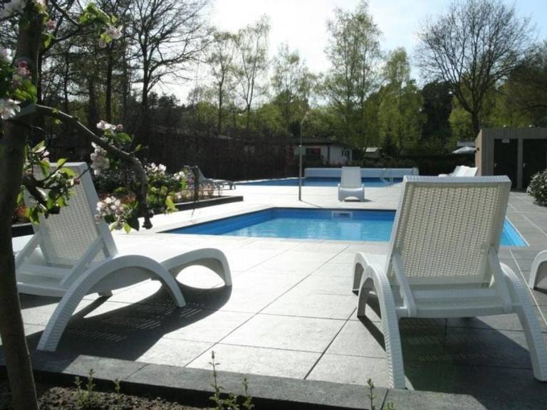 Familienorientierter schöner Bungalow mit beheiztem Pool, Terrasse und Whirlpool | Haustierfreundlich