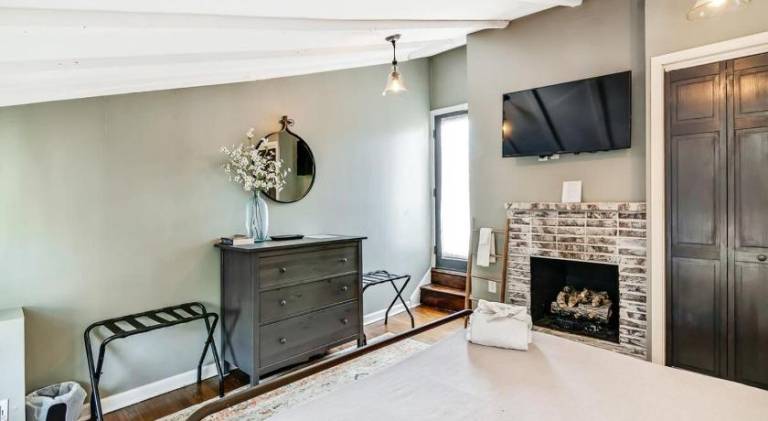 Cozy & Historic Gem - Free Parking Patio -Sleeps 6 — photo 2