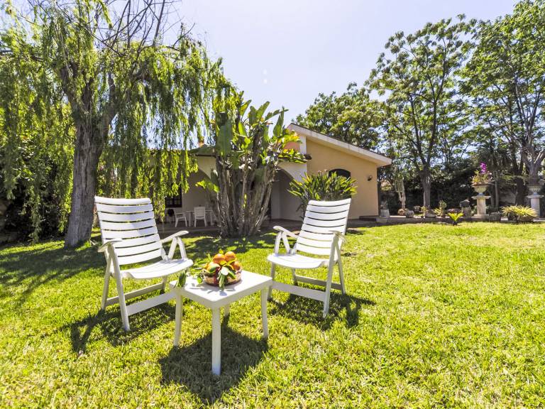 House with yard, patio & barbeque — photo 4