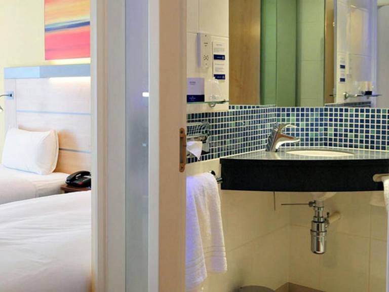 Holiday Inn Express Cheltenham Town Centre By IHG — photo 2