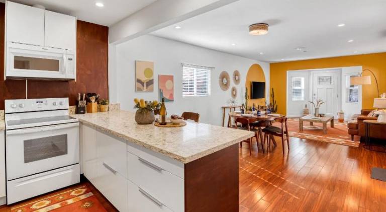 2 Units in Prime Hollywood Location Chic Renovated 1BDRs w Patio AvantStay — photo 3