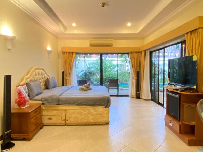Color villa, walk to beach, 5BR — photo 2