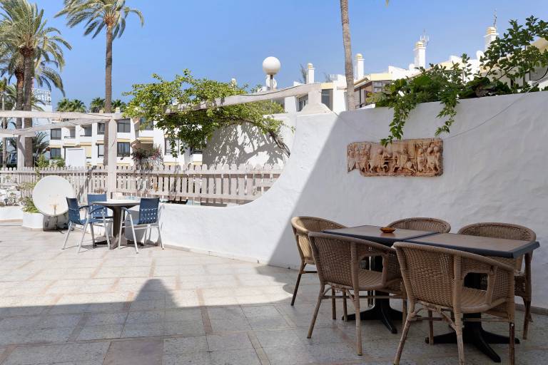 Holiday apartment with pool & patio | City view | Perfect for remote work — photo 2