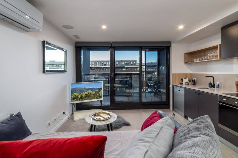 Modern 1 Bed Apartment With Pool And Sauna