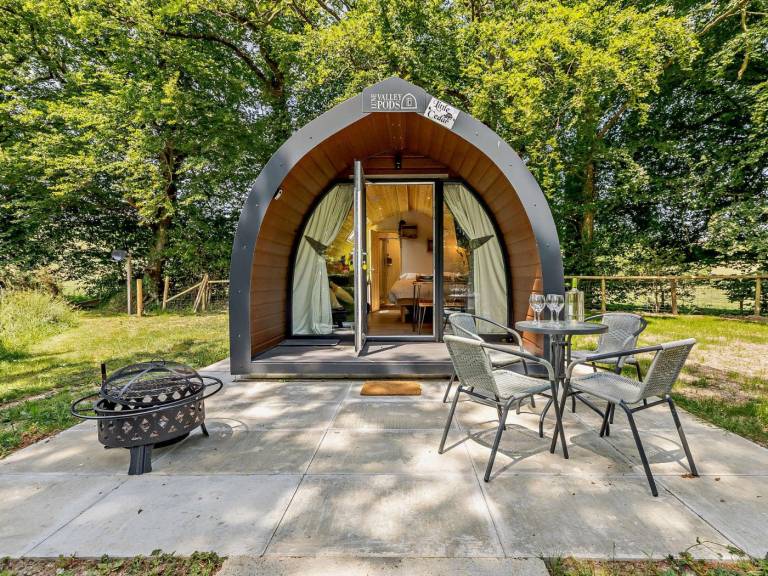Camping suite with barbeque & hot tub | Water view in Okehampton