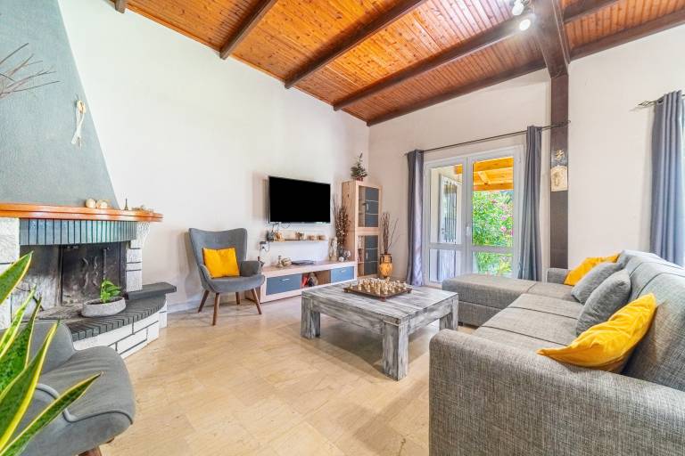 Pet-Friendly Apartment Giourgas House with Mountain View & Terrace — photo 3