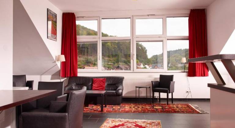 Beautiful serviced apartment with patio & yard | Pets are welcome — photo 5