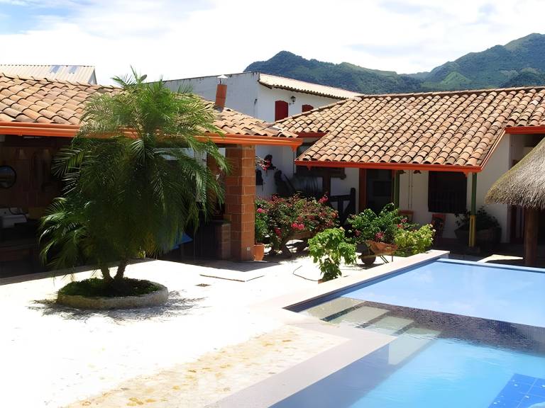 House with barbeque, yard & jacuzzi | Water view — photo 5