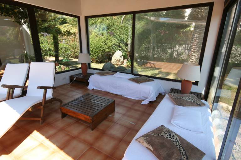 Villa with barbeque, terrace & yard | Garden view — photo 2