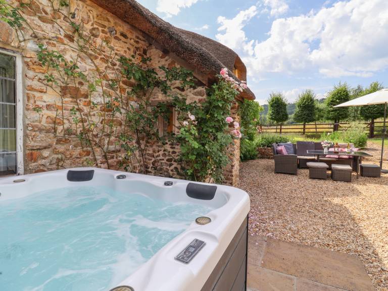 Family-oriented cottage with garden & hot tub | Pets allowed in Taunton