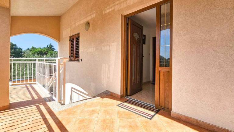 Holiday apartment with barbecue & yard — photo 2