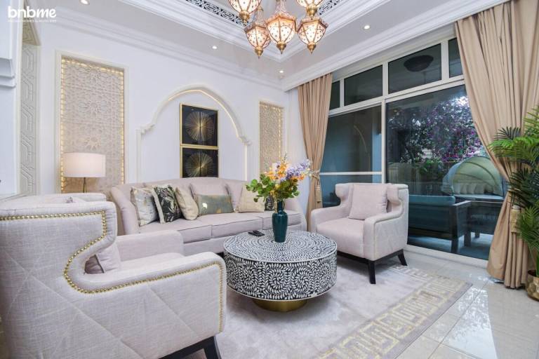 Holiday apartment with yard & pool | Close to Burj Khalifa — photo 3