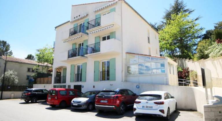 Wonderful serviced apartment with terrace & yard | Pets allowed in Gréoux-les-Bains