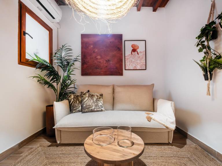 Charming 1-BR Apartment in Heart of Malaga, Close to Calle Larios, A/C, Wi-Fi, Pet-Friendly — photo 5