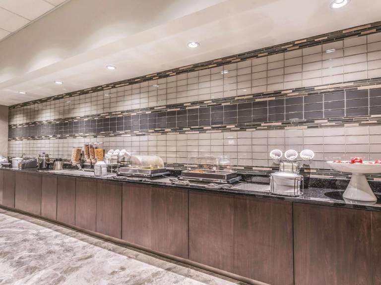 La Quinta Inn & Suites by Wyndham Cincinnati Sharonville — photo 5