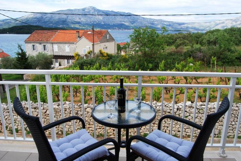 Apartment with patio & grill | Garden view — photo 2