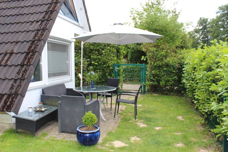 House with BBQ, garden & patio — photo 2