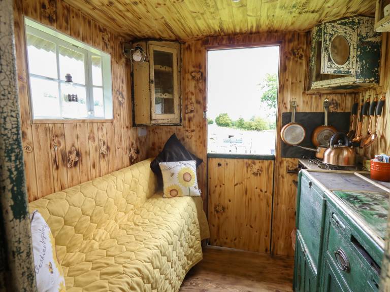 Cottage with garden — photo 4