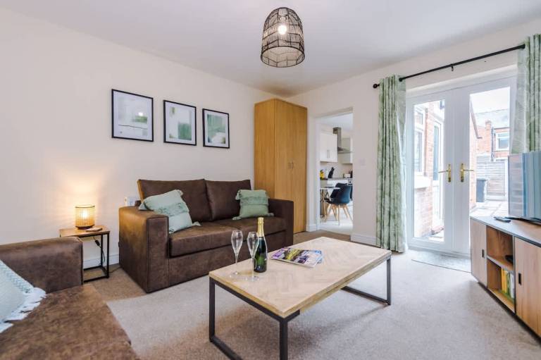Children-friendly wonderful apartment with yard | Pets allowed in Crewe