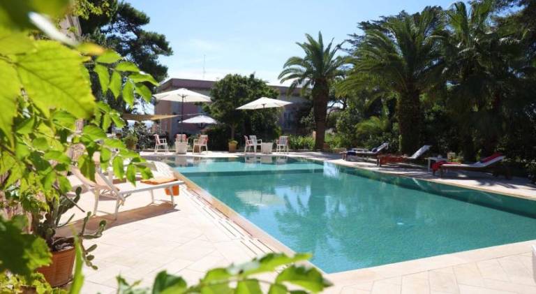 Apartment with private pool, patio & garden in Patu