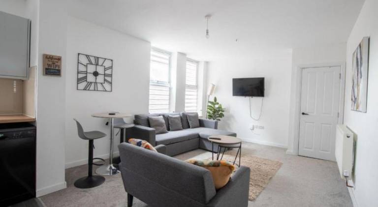 Business & Family-Friendly 2BR Racecourse Park 5min to Town & Hospital Parking WiFi in Northampton