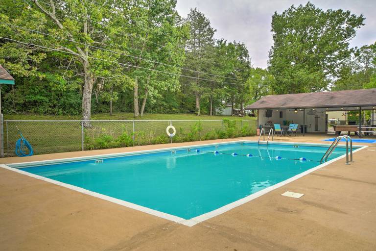 Lakeside Reeds Spring Home w Deck & Pool Access