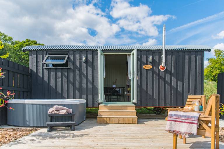Cottage with patio & hot tub in Ashford