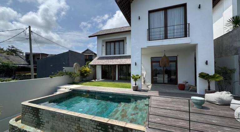 Villa with pool — photo 5