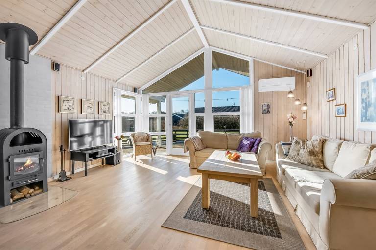 House with hot tub, sauna & patio — photo 3