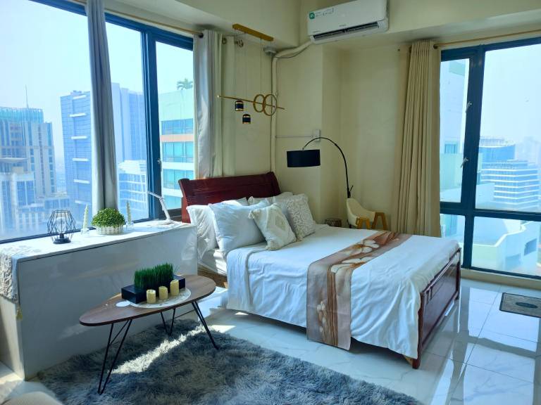 Vacation home with pool & yard | Perfect for remote work in Makati