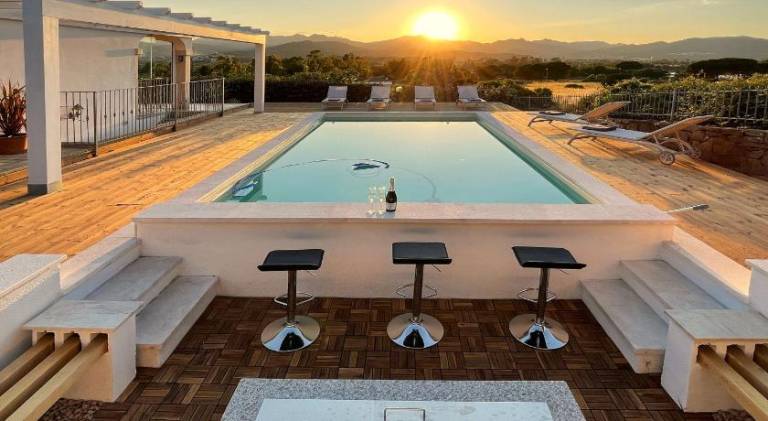 Villa Allegria, romantic luxury 300m from the beach, heated pool, firepit and sauna in Budoni