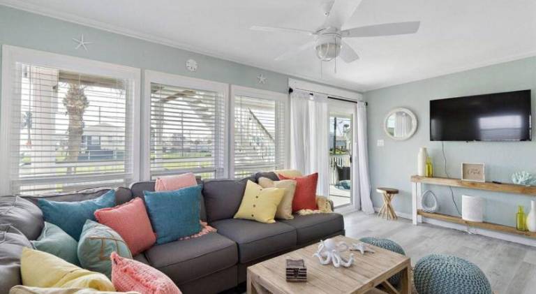Coastal bungalow with huge yard, comfy deck and close to beach — photo 2