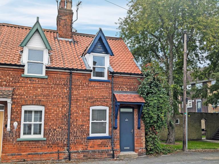 Family-friendly cottage with BBQ, garden & patio | River view | Pet-friendly in Beverley