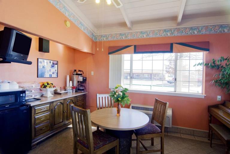 Americas Best Value Inn & Suites Oroville — photo 2