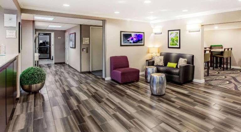 La Quinta Inn & Suites by Wyndham Houston Baytown East — photo 3