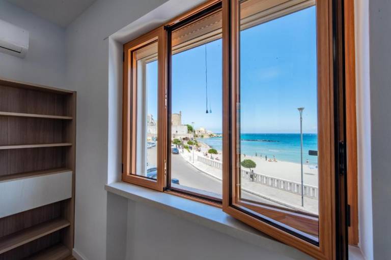 Holiday apartment with jacuzzi | Water view — photo 3
