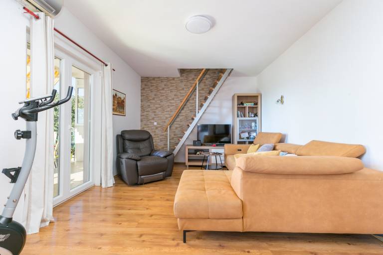 Comfortable and spacious apartment with terrace and sea view Kaštel Novi, Kaštela (A-22569-a) — photo 2