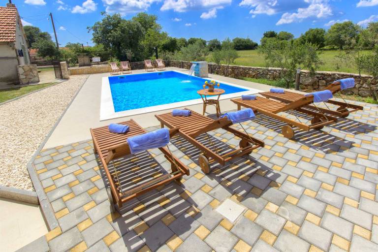 Villa with pool, garden & BBQ | Pool view — photo 2