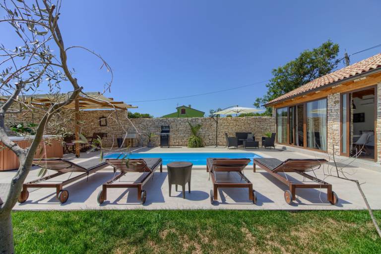 Villa with patio, barbeque & pool — photo 2