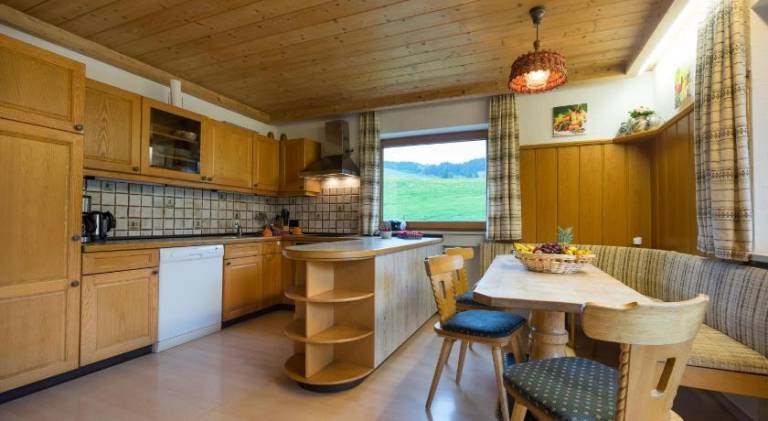 Beautiful vacation home with patio & garden | Pets allowed — photo 2