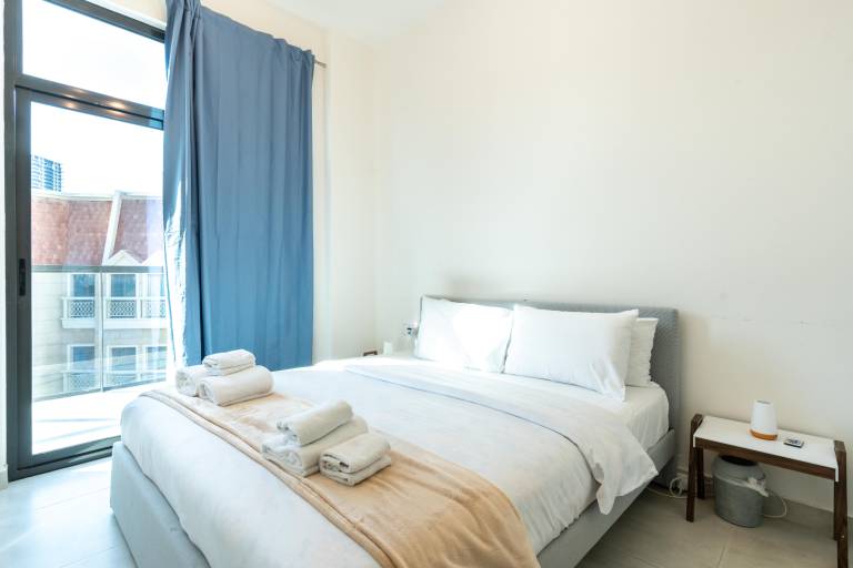 Stylish 1BR in JVC with Pool & Gym Sleeps 3
