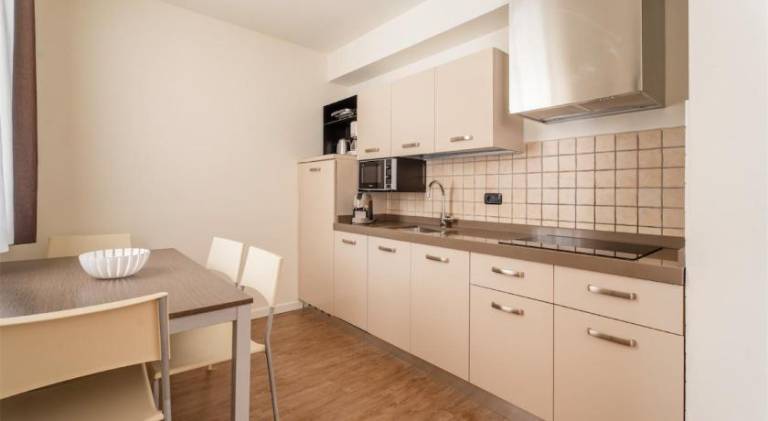 Serviced apartment with pool & patio — photo 4