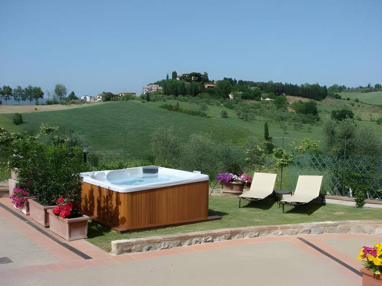 Serviced apartment with jacuzzi, yard & terrace — photo 4