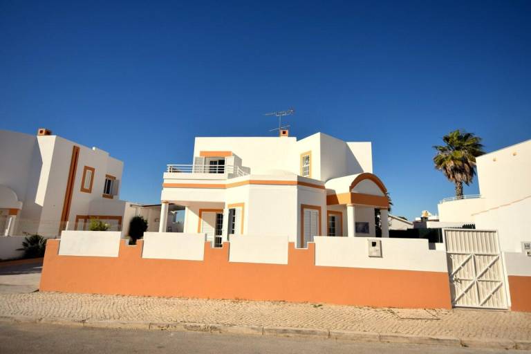 Fully equipped charming villa with yard, grill & pool | Perfect for remote work | Pets are welcome — photo 4