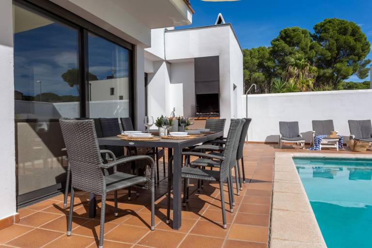 Fully equipped vacation home with barbeque, private pool & patio | Dogs allowed — photo 5