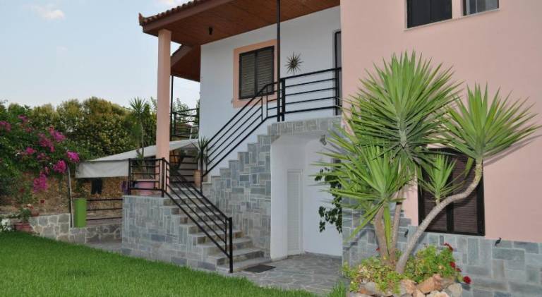 Serviced apartment with patio & yard — photo 3