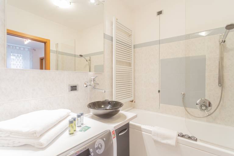 Fully equipped pleasant holiday apartment with hot tub | Close to Como Cathedral | Panoramic view | Pet-friendly — photo 4
