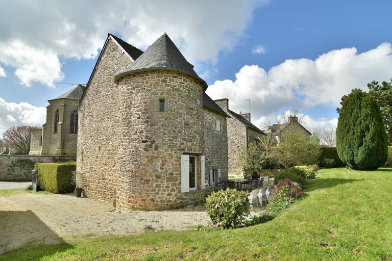 House with garden, BBQ & terrace in Dinan